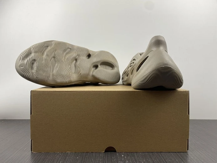 Trendy 4096 ADIDAS YEEZY Foam RNNR Stone Sage GX 2867