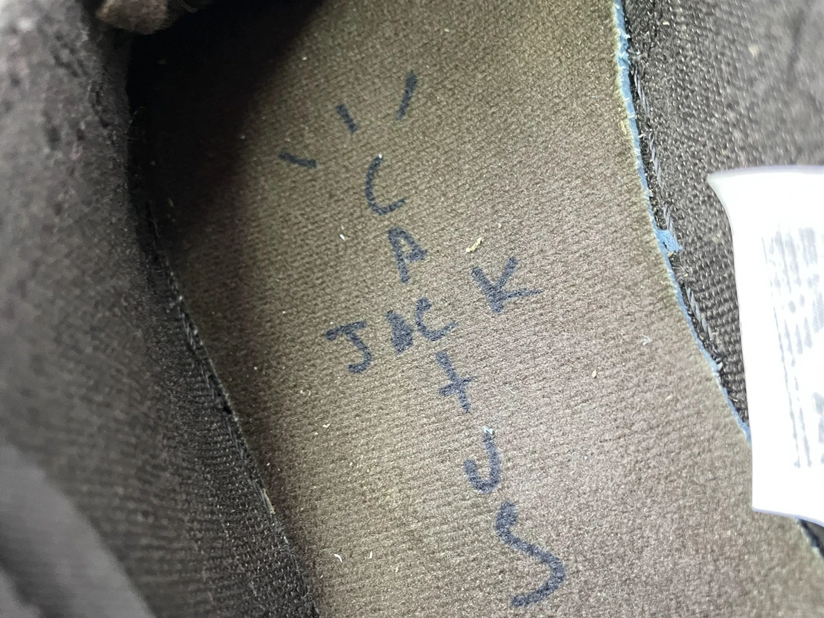 Trendy 9470 GOAT Travis Scott x Air Jordan 1 Low OG “Velvet Brown” 572