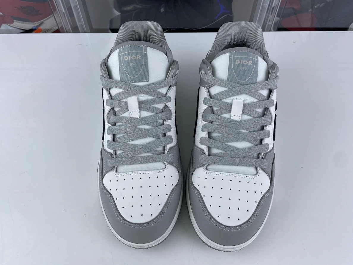 Trendy DIOR B57 MID TOP CALF Grey sneakers 1533
