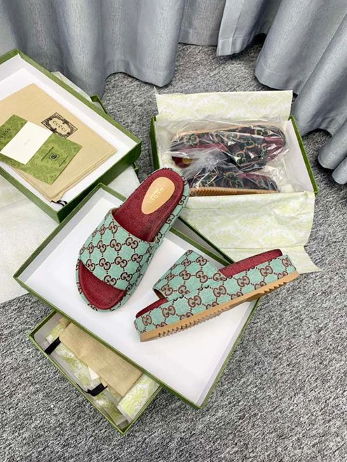 Trendy Gucci Slipper 3239