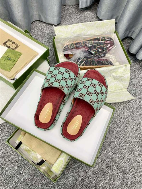 Trendy Gucci Slipper 3239