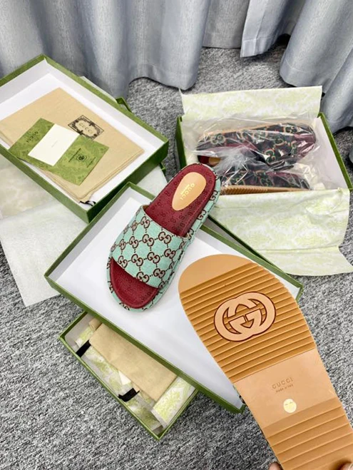 Trendy Gucci Slipper 3239