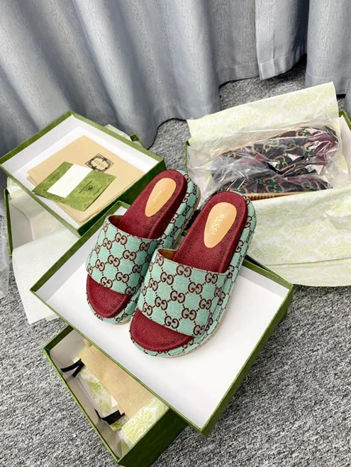 Trendy Gucci Slipper 3239
