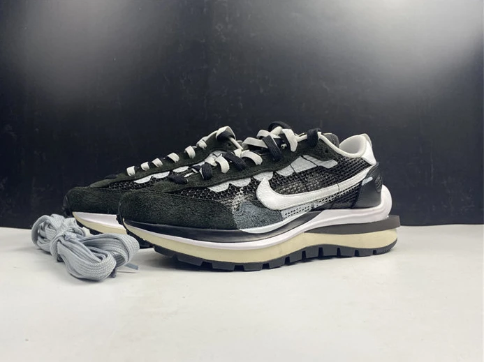 UrbanStyle 2577 Nike Vaporwaffle sacai Black White  CV1363- 2715