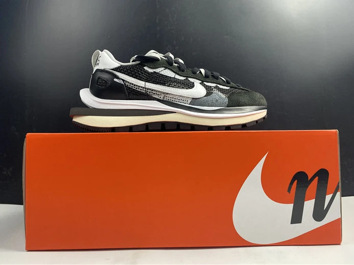 UrbanStyle 2577 Nike Vaporwaffle sacai Black White  CV1363- 2715