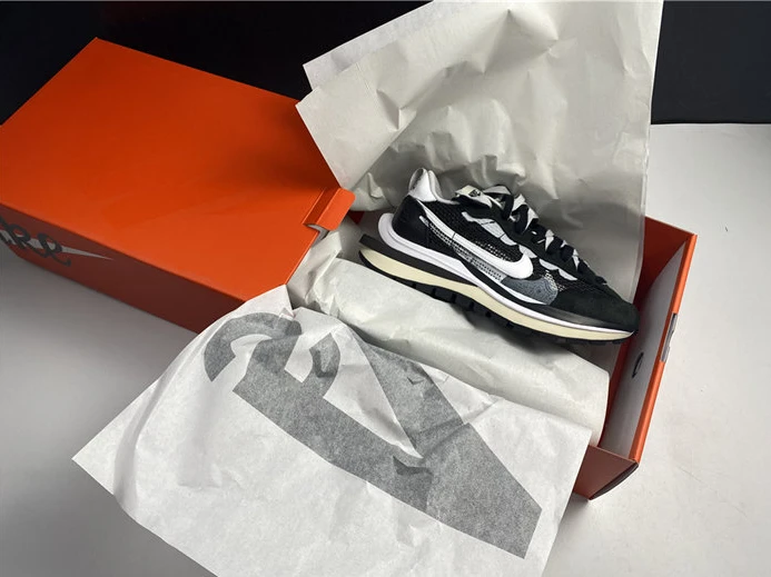 UrbanStyle 2577 Nike Vaporwaffle sacai Black White  CV1363- 2715