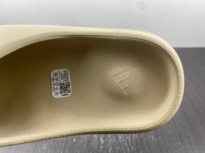 UrbanStyle Yeezy Slide Bone FW6345 3035