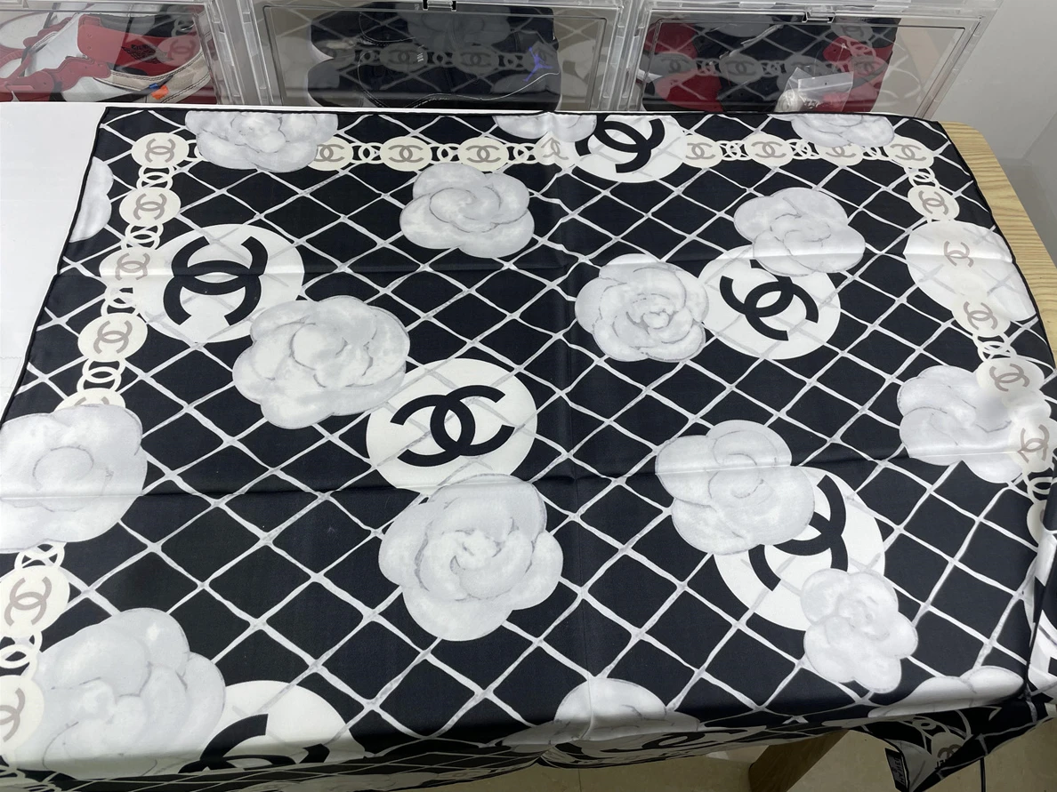 WellDesigned 2085 GUCCI Scarf Black with GOLD LOGO 34
