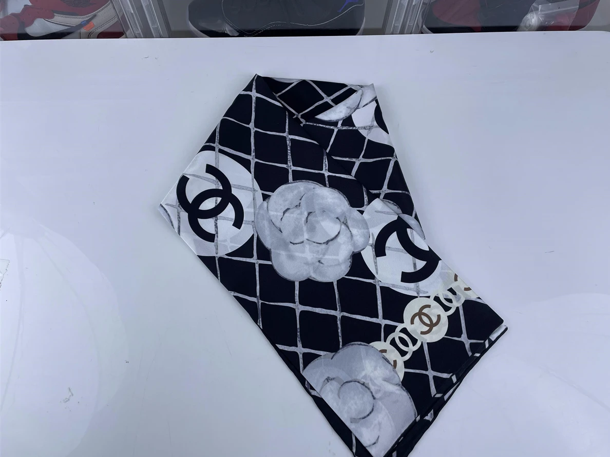 WellDesigned 2085 GUCCI Scarf Black with GOLD LOGO 34