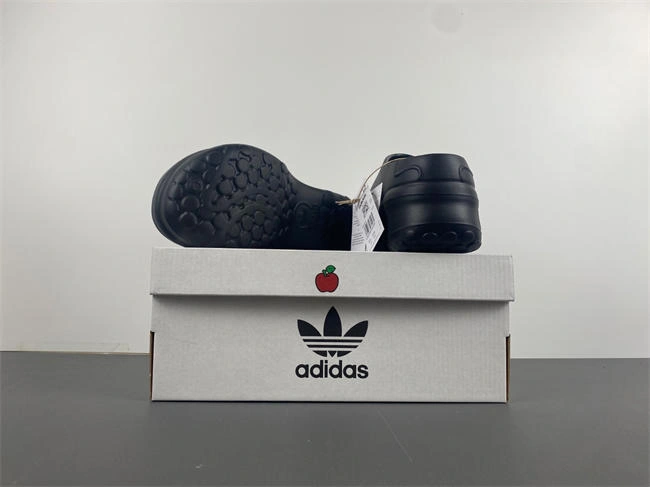 HYPE Trendsetting adidas Hello Kitty IH 5922