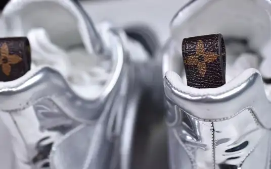 LV ARCHLIGHT SNEAKER