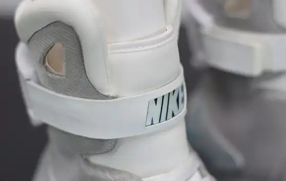 NIKE MAG