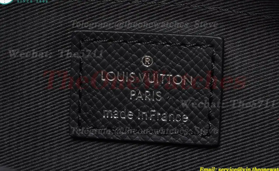 Louis Vuitton - Outdoor Messenger M30233