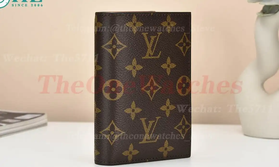 Louis Vuitton - Passport Cover M64502