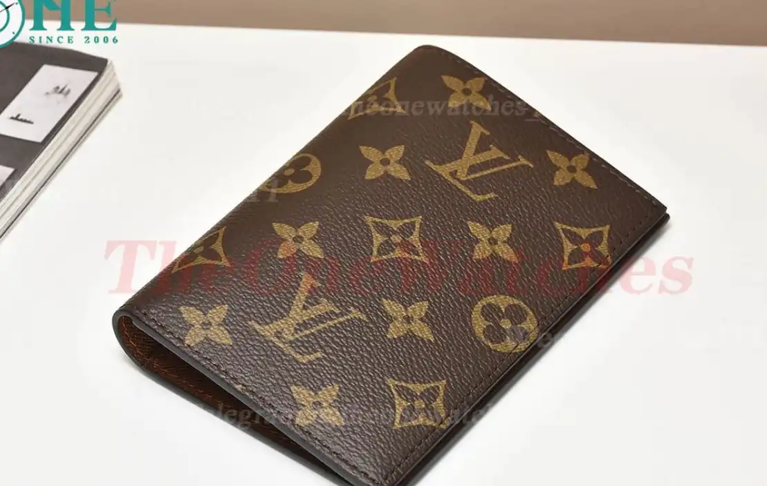 Louis Vuitton - Passport Cover M64502