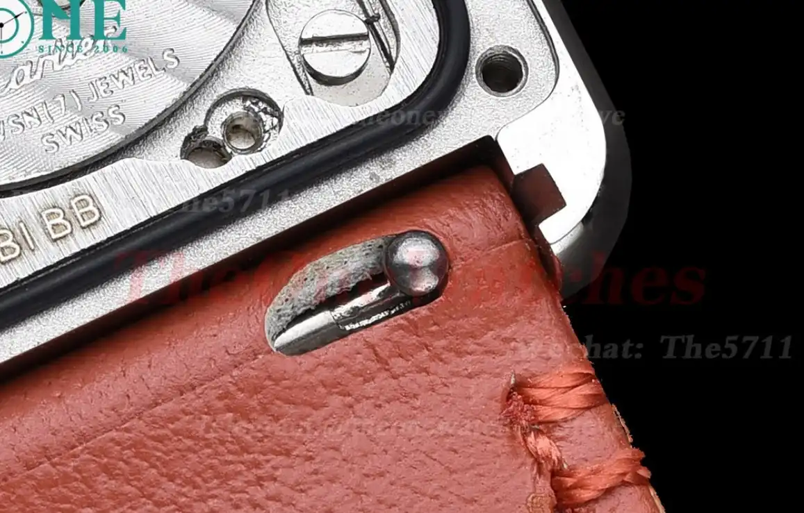 Tank Must Small White dial On Red Leather Strap K11F Quartz