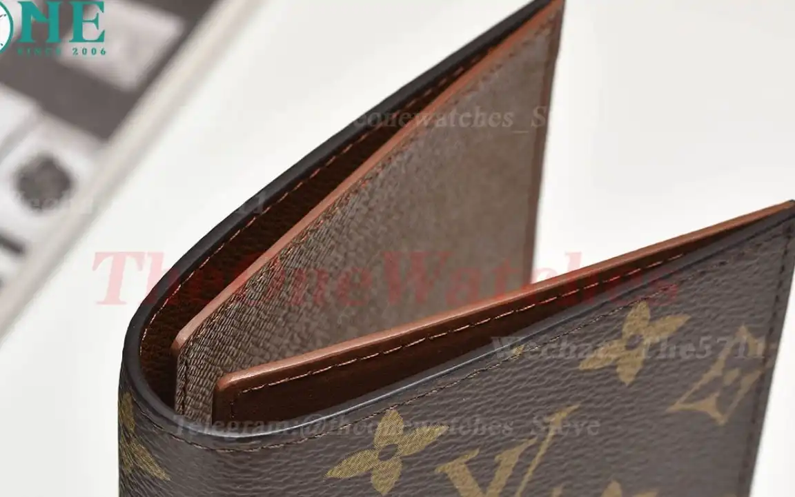 Louis Vuitton - Passport Cover M64502