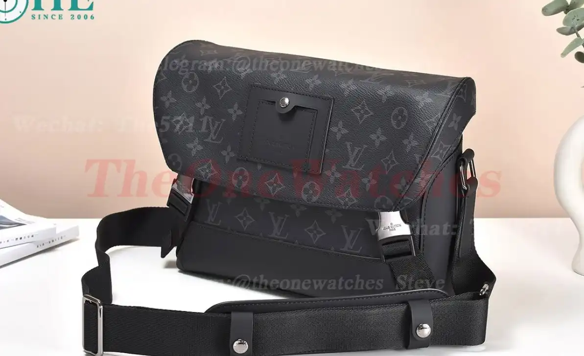 Louis Vuitton - Messenger PM Voyager M40511