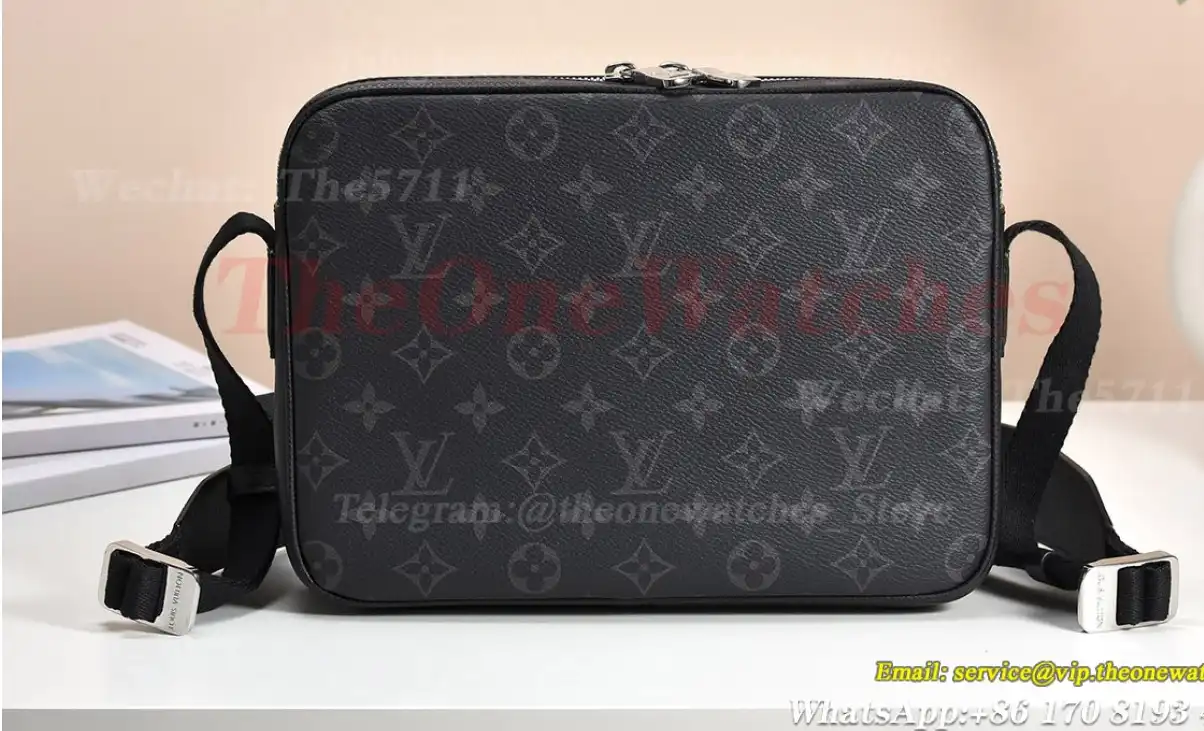 Louis Vuitton - Outdoor Messenger M30233