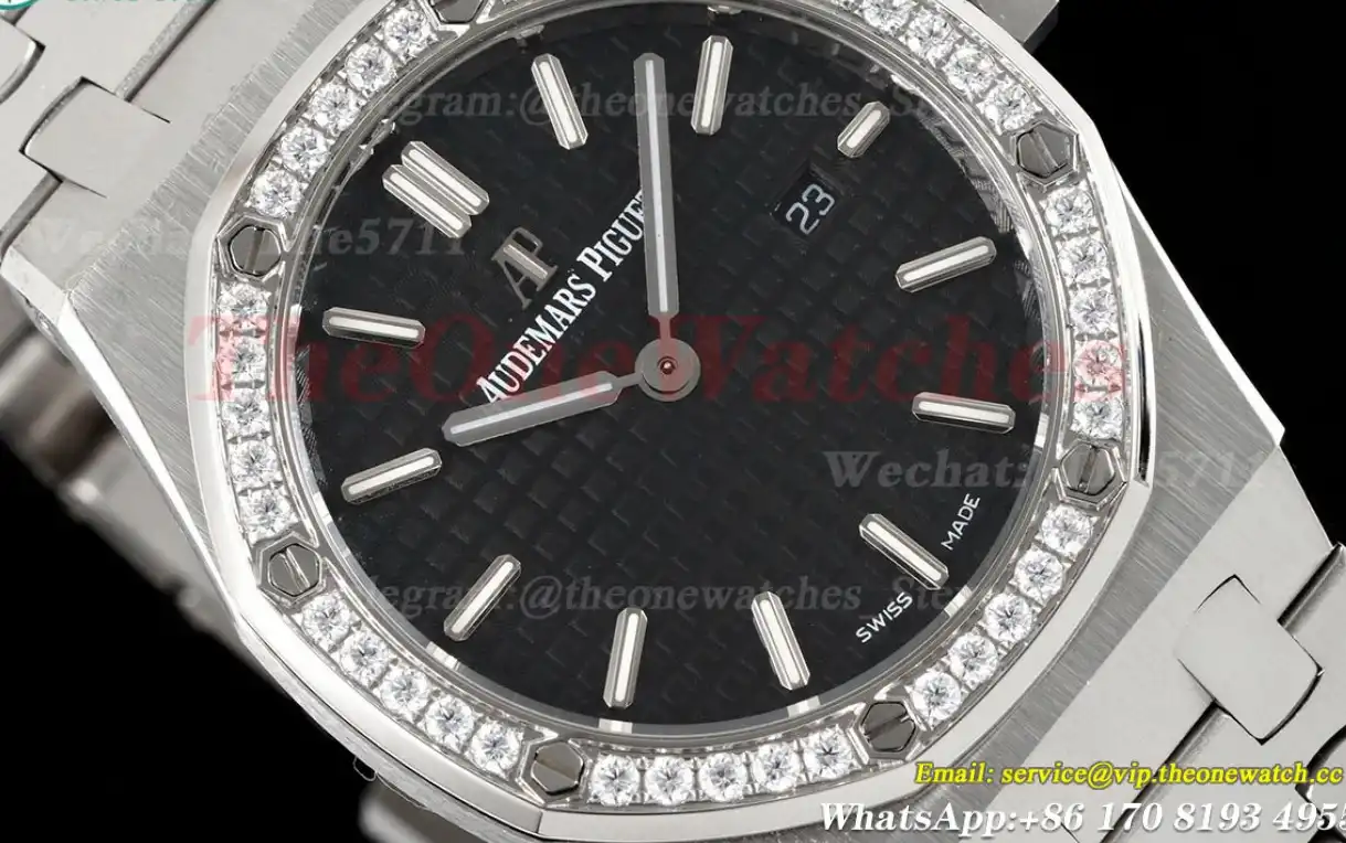 Royal Oak Ladies 33mm SS SS Black Dial 8F Swiss Quartz