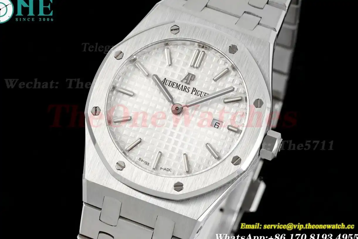 Royal Oak Ladies 33mm SS SS White Dial 8F Swiss Quartz