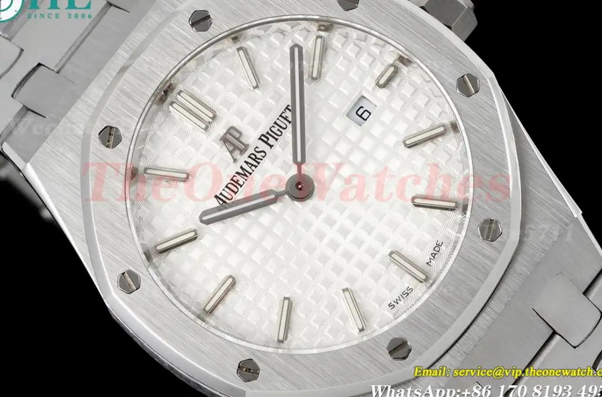 Royal Oak Ladies 33mm SS SS White Dial 8F Swiss Quartz