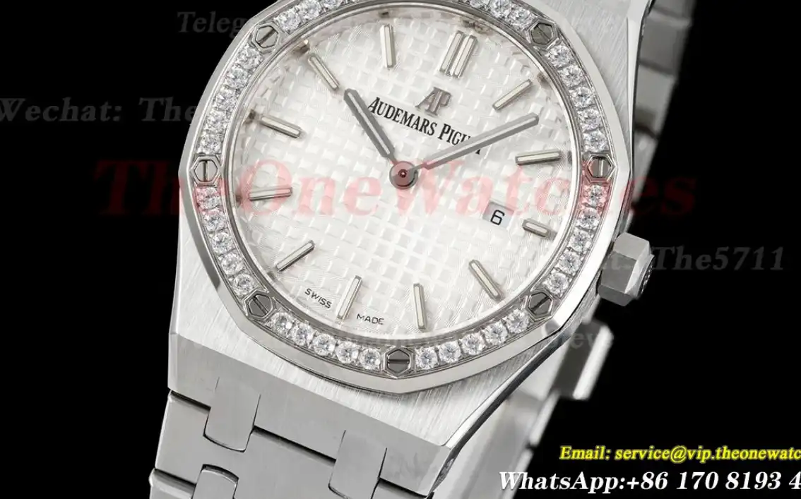 Royal Oak Ladies 33mm SS SS white Dial 8F Swiss Quartz