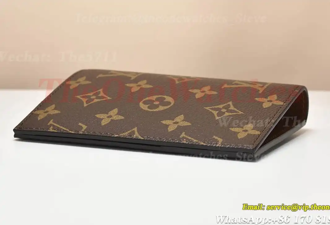 Louis Vuitton - Passport Cover M64502