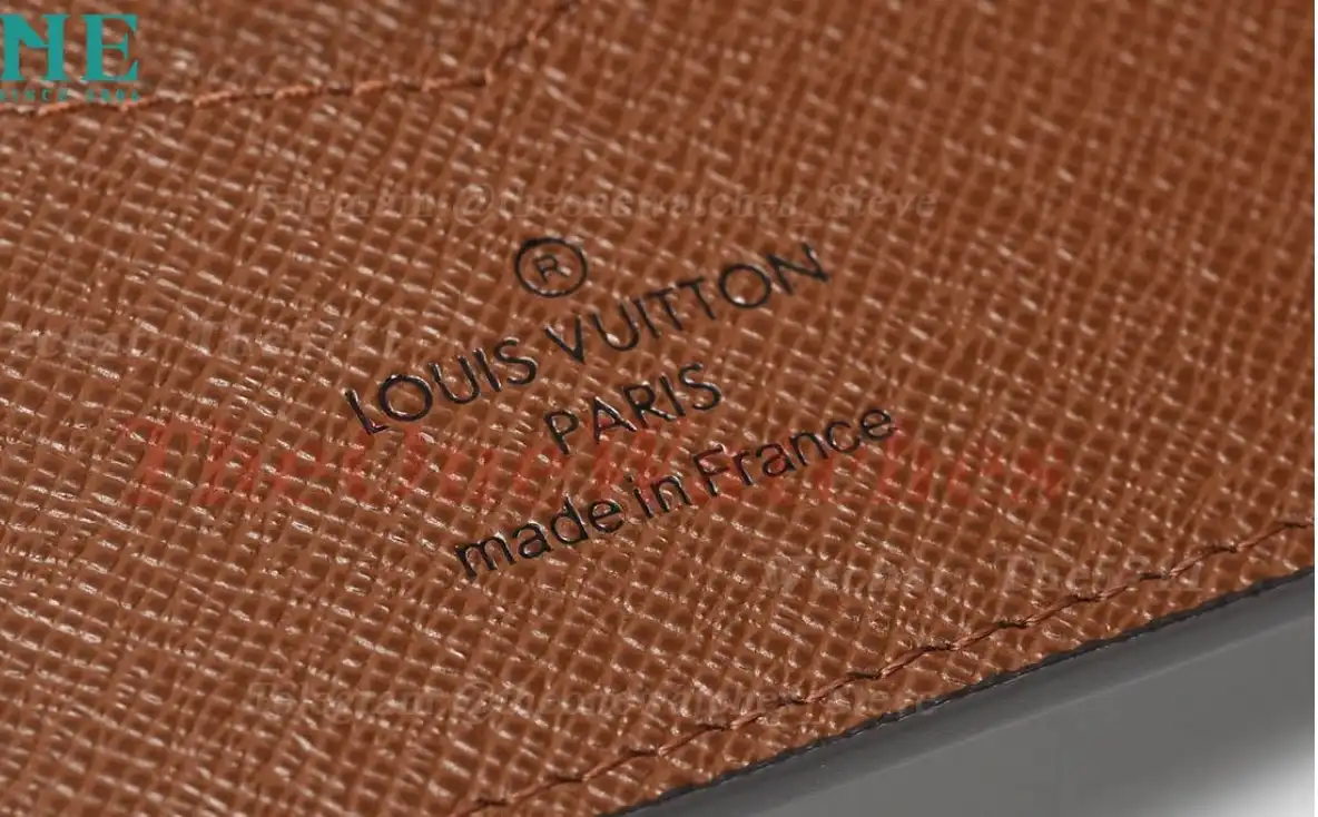 Louis Vuitton - Passport Cover M64502