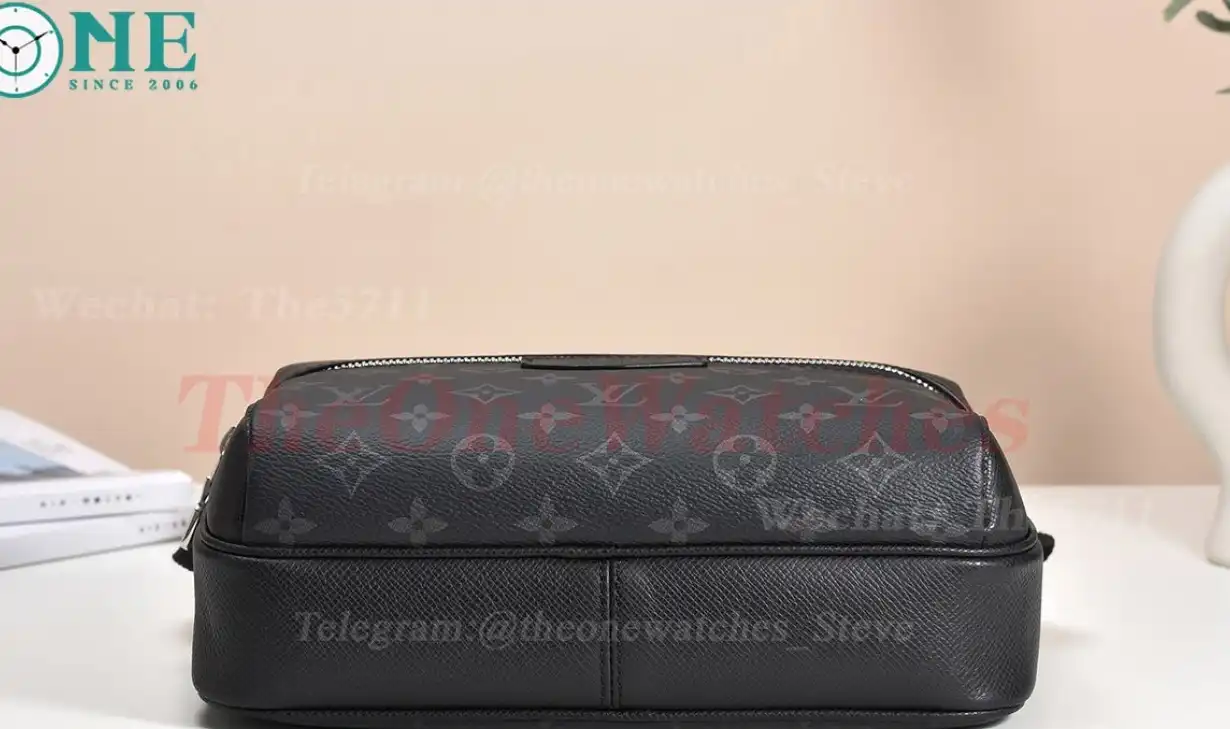 Louis Vuitton - Outdoor Messenger M30233