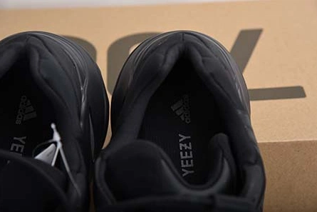 ADIDAS YEEZY BOOST 700 MNVN TRIPLE BLACK - FV4440 Trendsetting 8393