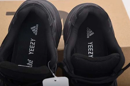 Everyday-priced ADIDAS YEEZY BOOST 700 V2 VANTA - FU6684 Practical 1493
