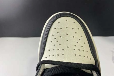 High-tier replica Air Jordan 1 High OG “Dark Mocha” 555088-105 Trendy 3893