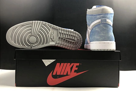 Modestly priced Air Jordan 1“ Hype Royal” 555088-402 HighQuality 2784