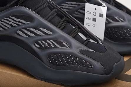 Comfortable 5894 YEEZY BOOST 700 V3 BLACK - ADIDAS - H67799
