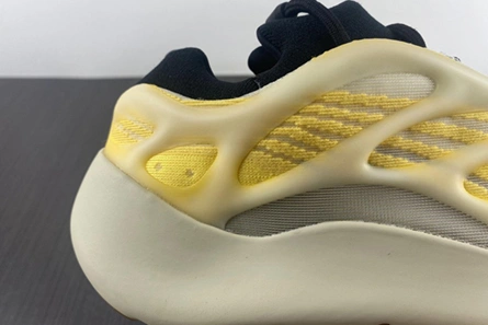 Reproduction DailyWear 6625 adidas Yeezy 700 V3 Mono Safflower HP5425