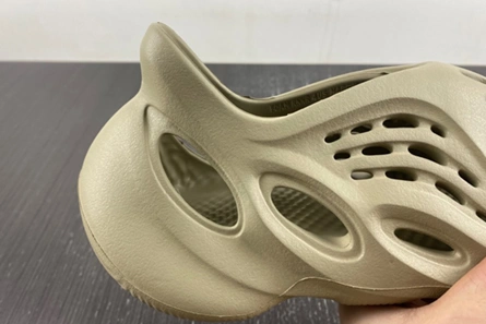 Reproduction DailyWear 8614 adidas Yeezy Foam RNR Stone Salt GV6840