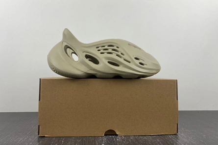 Reproduction DailyWear 8614 adidas Yeezy Foam RNR Stone Salt GV6840