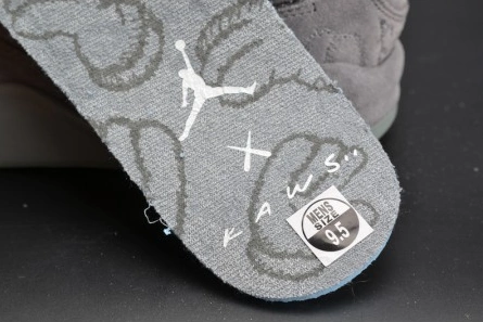 Master copy Minimalist 5946 KAWS x Air Jordan 4