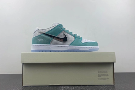 Minimalist 6852 Nike SB Dunk Low April Skateboards FD2562-400