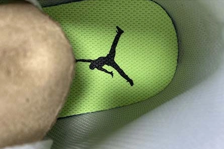 Non-authentic version Modern 9409 Air Jordan 1 Mid CV3018-001