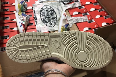 High-tier replica Nike Dunk Low SP “Thank You For Caring” DA6125-900 Trendsetting 3837