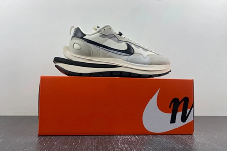 Non-authentic version Sacai x VaporWaffle DD1875-101 Resilient 5953