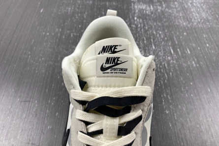 Non-authentic version Sacai x VaporWaffle DD1875-101 Resilient 5953