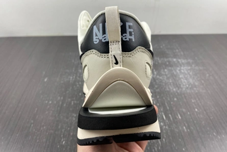 Non-authentic version Sacai x VaporWaffle DD1875-101 Resilient 5953