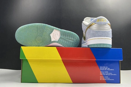 SportInspired 1671 Sean Cliver x Dunk SB Low  DC9936-100