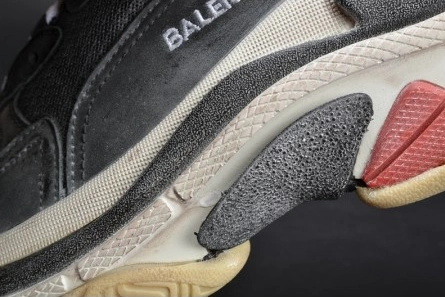 Non-authentic version Vibrant 4829 BALENCIAGA 17FW TRIPLE S TRAINER  BLACK  RED MENS W05M23972