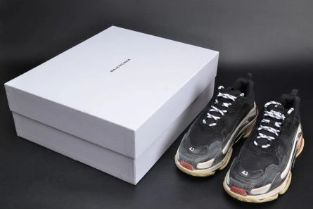Non-authentic version Vibrant 4829 BALENCIAGA 17FW TRIPLE S TRAINER  BLACK  RED MENS W05M23972