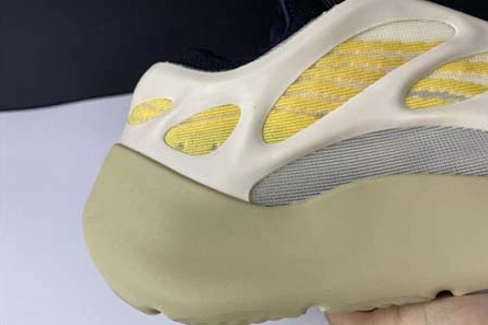 Pricetag-smart Yeezy 700 V3 “Srphym” G54853 Timeless 8333