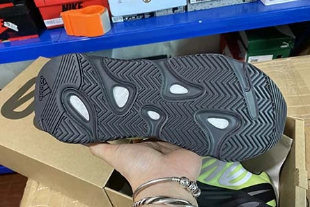 Pricetag-smart Yeezy Boost 700 MNVN ” FY3727 Bright 8266